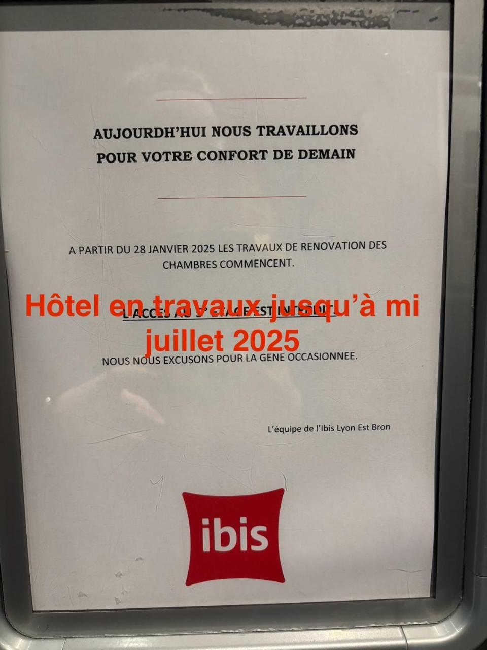 Hotel ibis Lyon Est Bron Exterior foto