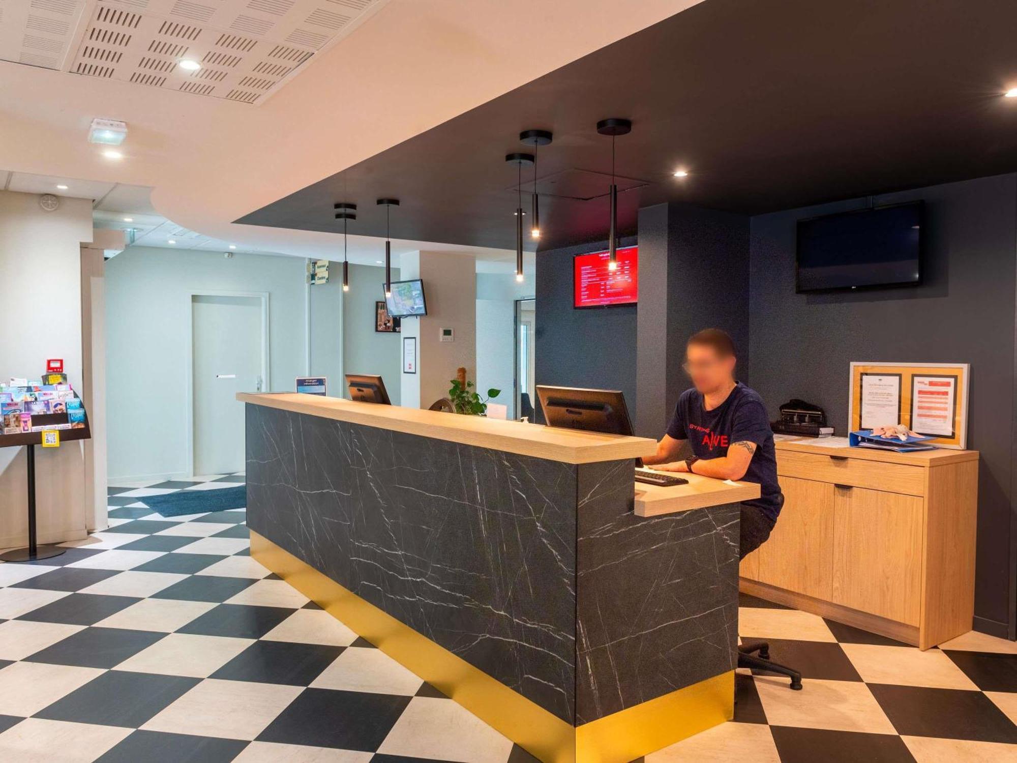 Hotel ibis Lyon Est Bron Exterior foto