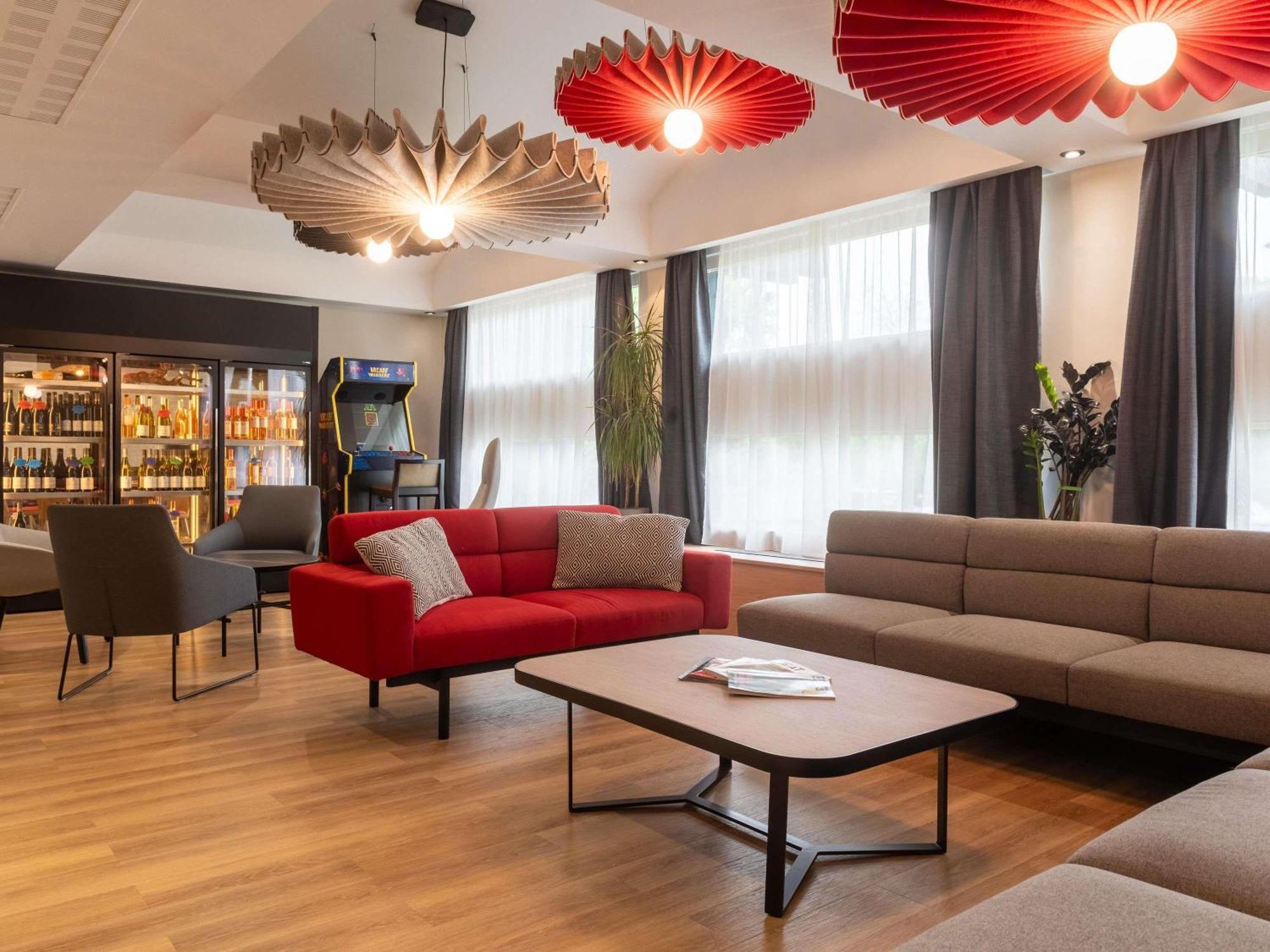 Hotel ibis Lyon Est Bron Exterior foto