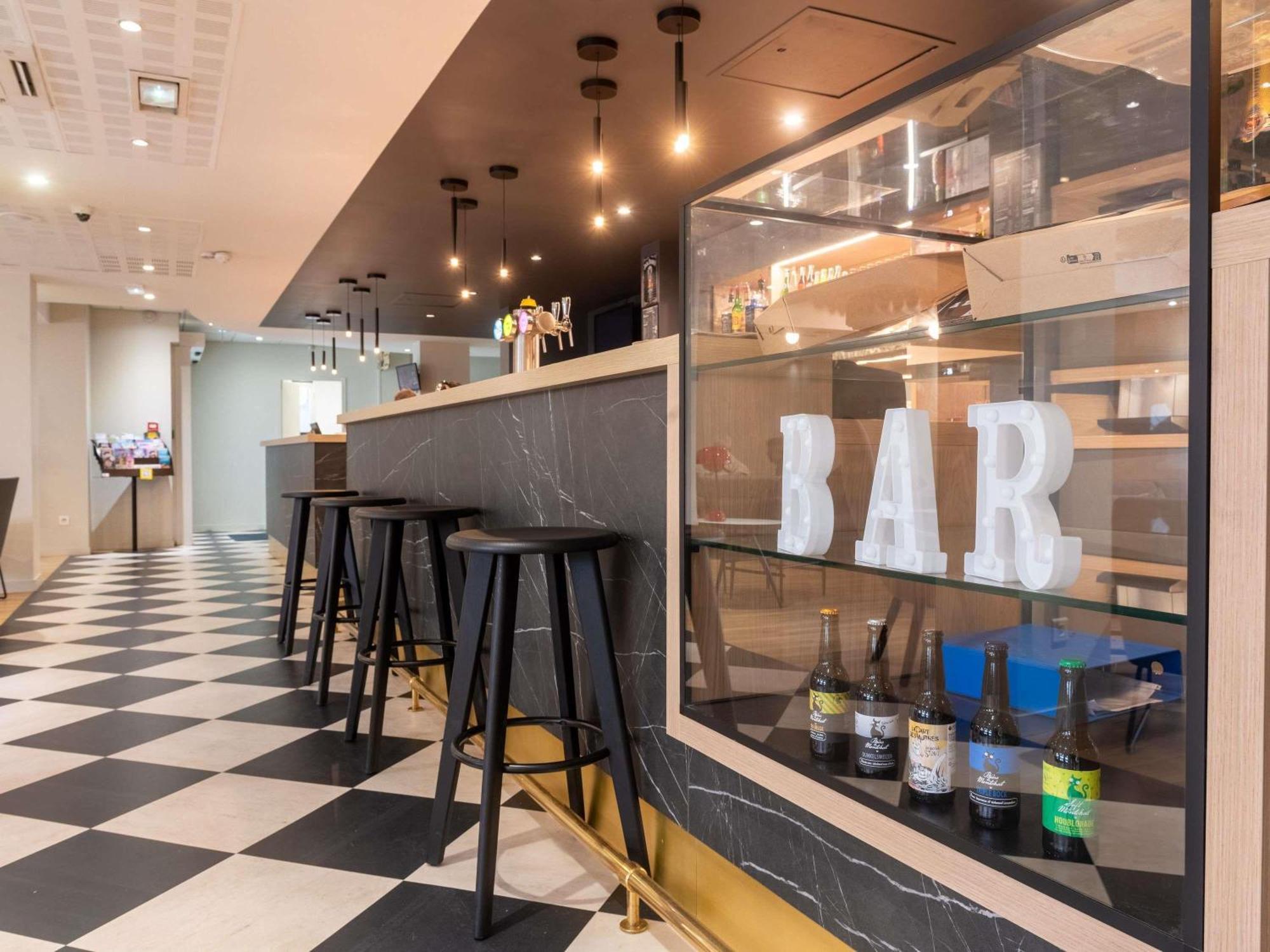 Hotel ibis Lyon Est Bron Exterior foto