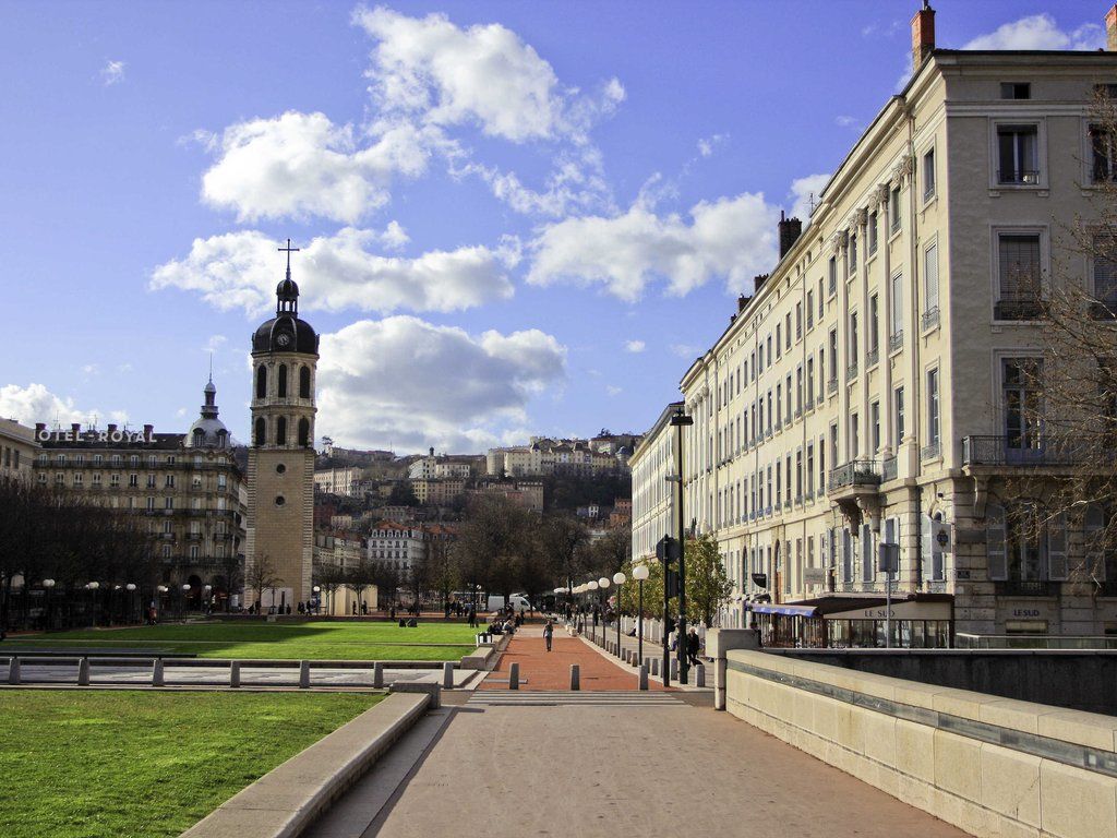 Hotel ibis Lyon Est Bron Exterior foto